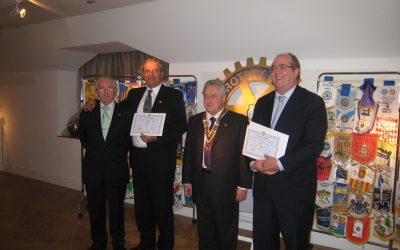 Joan Gallardo rep la insígnia com a soci honorari del Rotary Club de Santander