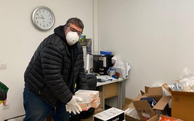Albert Suñer fa entrega de guants, bates impermeables i ulleres a la Clínica Girona en nom de Stuc Pintors i Rotary Club de Girona